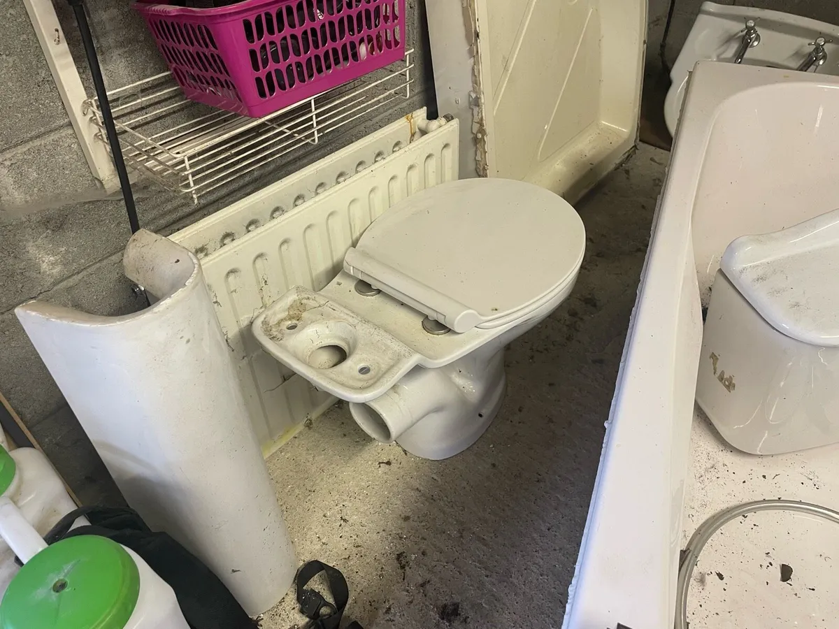 Bathroom suite to give away free - Image 4