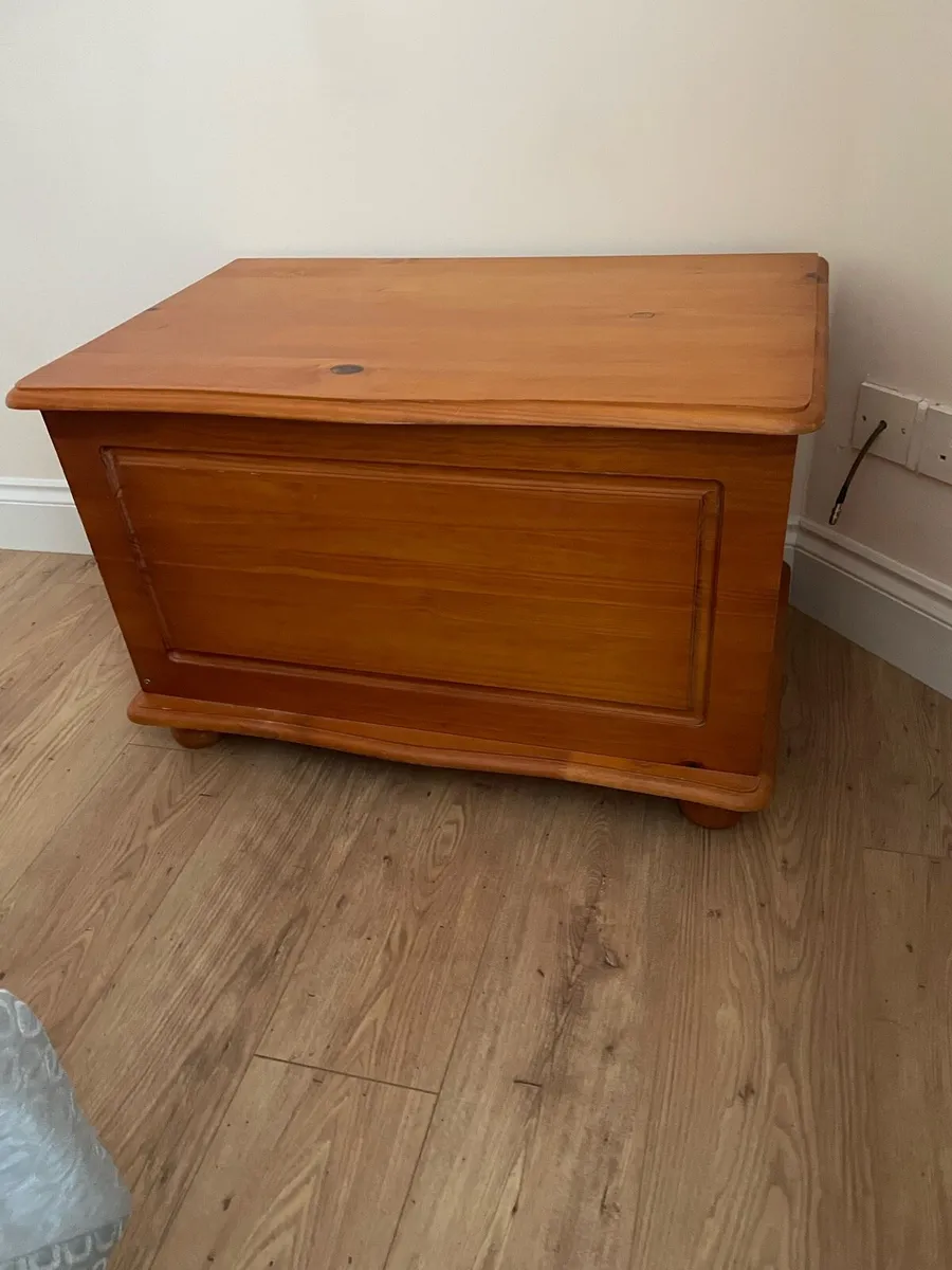 Wooden blanket box - Image 1