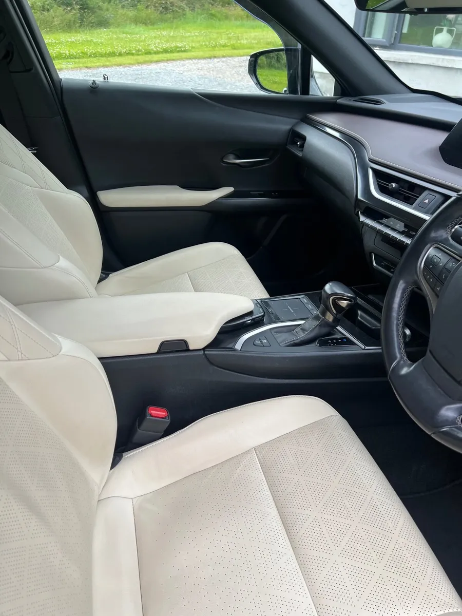 Lexus UX250H 2019 - Image 2