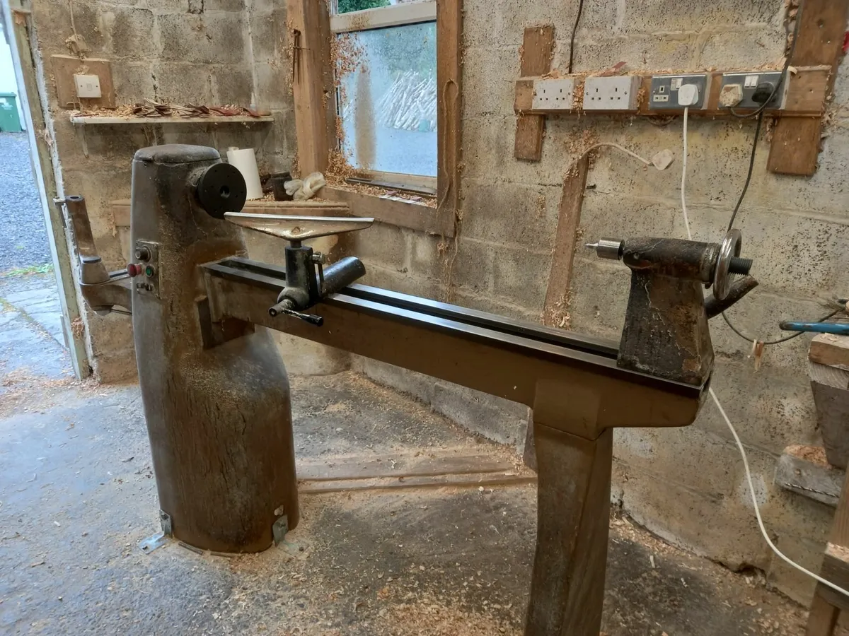 Woodturning lathe - Image 1