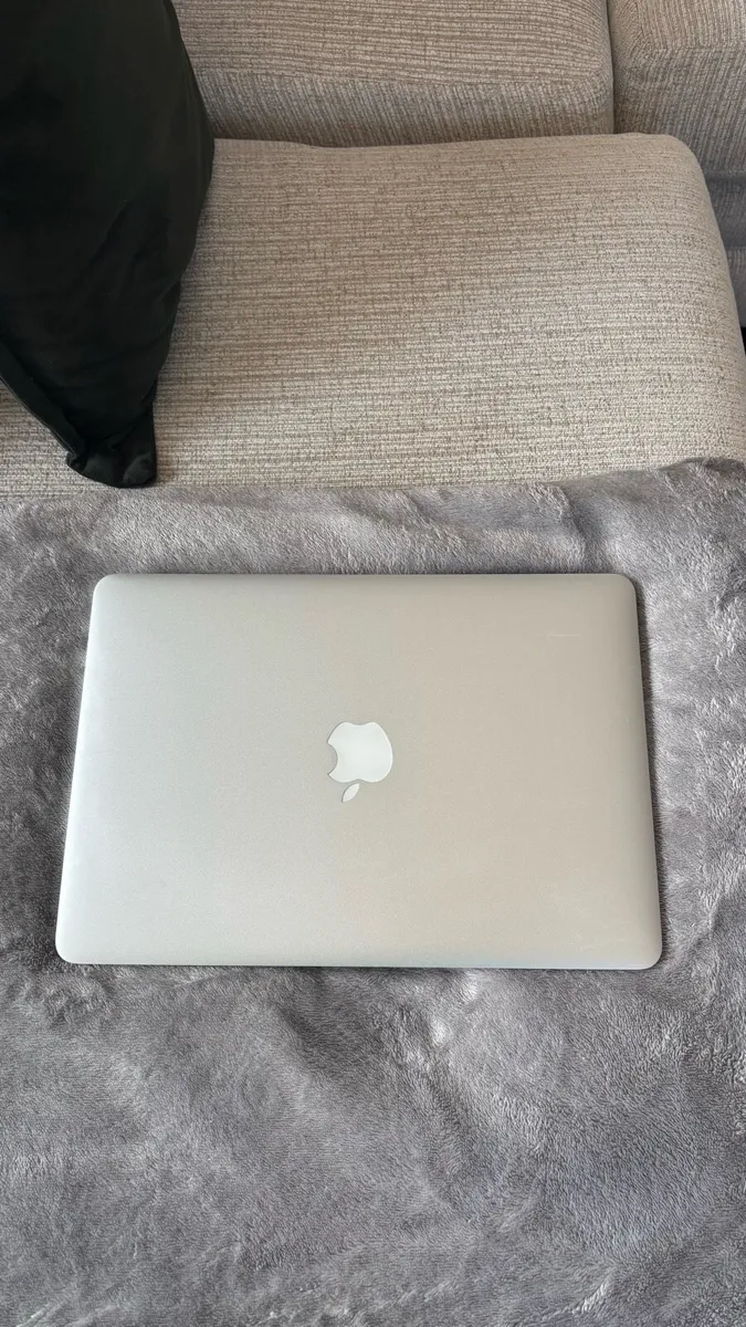 Apple Mac Book - Image 2