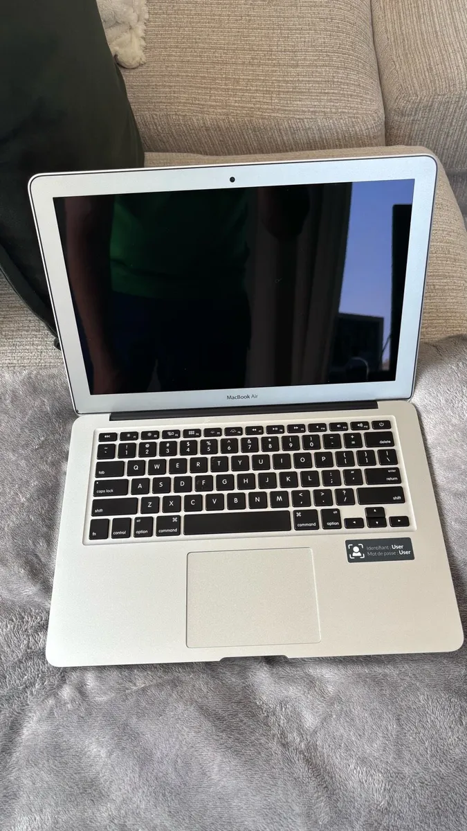 Apple Mac Book - Image 3