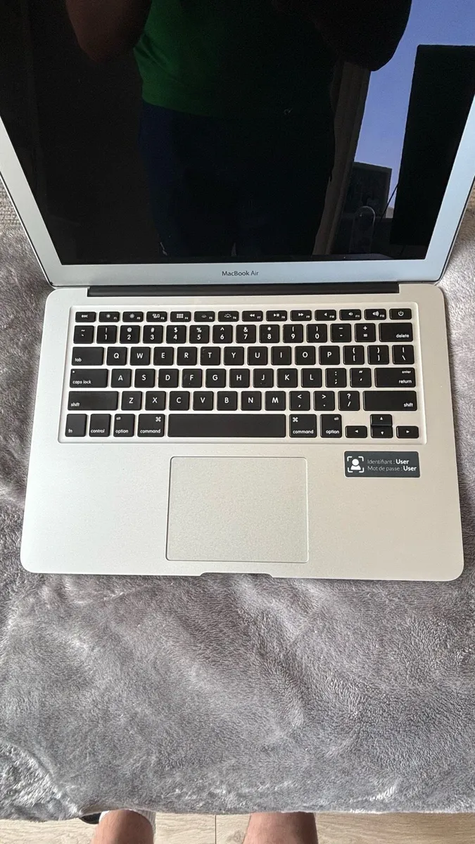 Apple Mac Book - Image 4