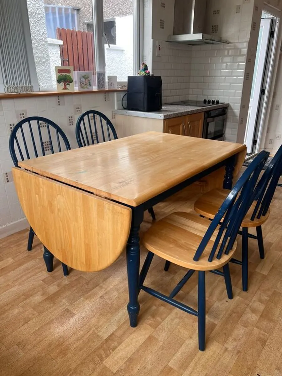 Extendable dining table - Image 1