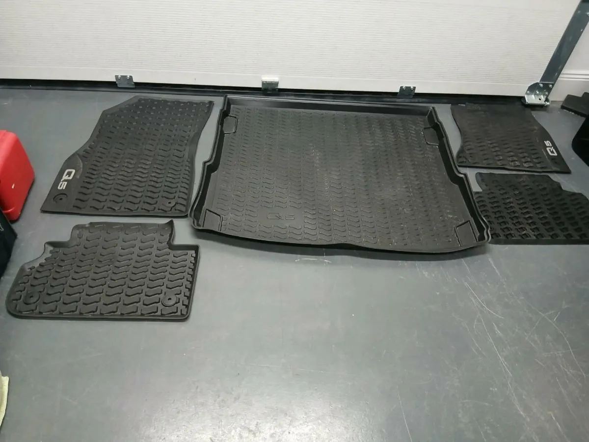 4 Original rubber mats & boot liner - Image 1
