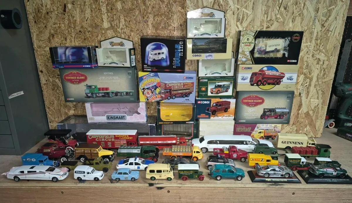 Joblot of 32 models 1/50 & 1/43 - Image 1