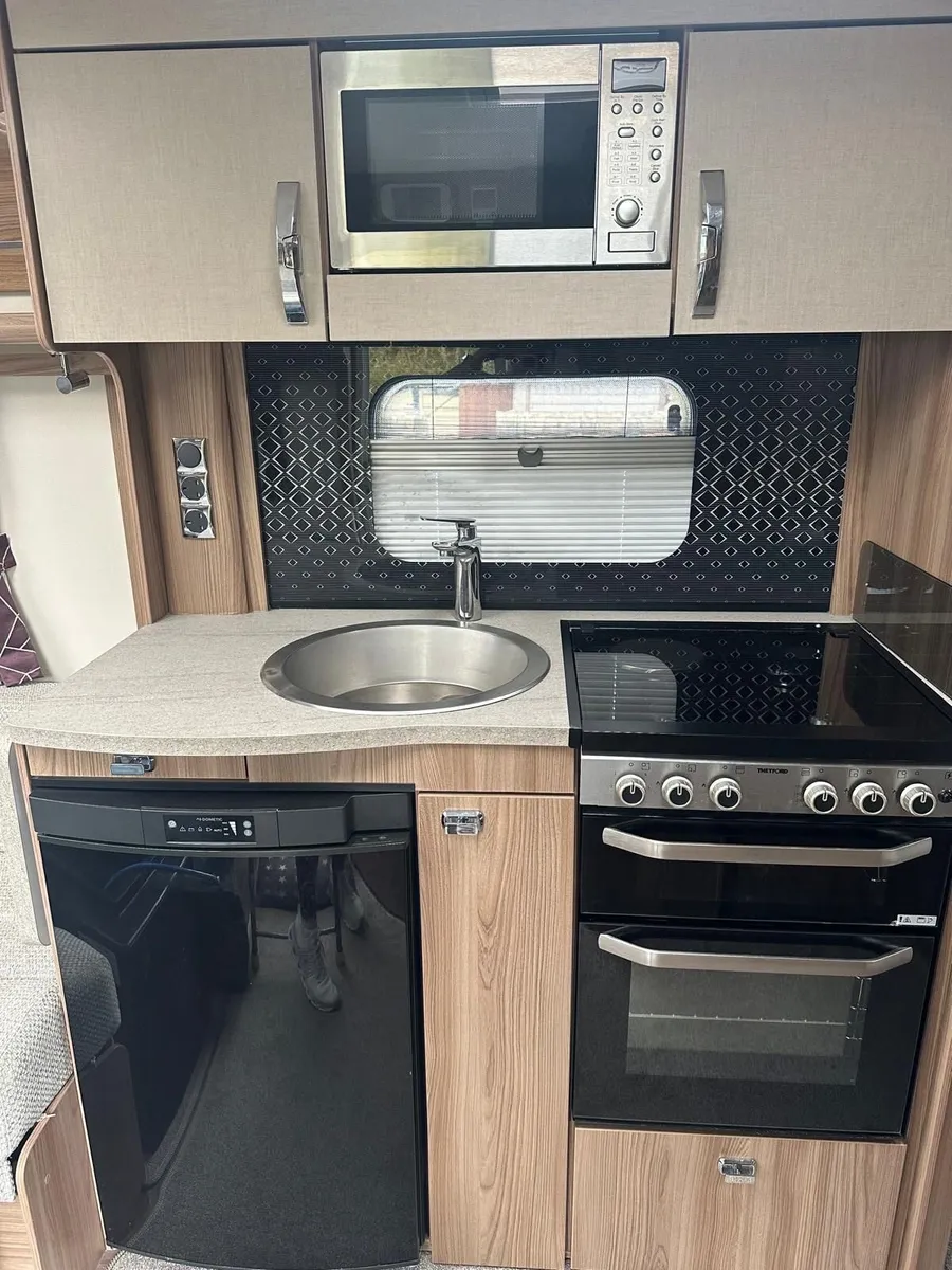 2021 Swift Challenger X 880 - Image 3