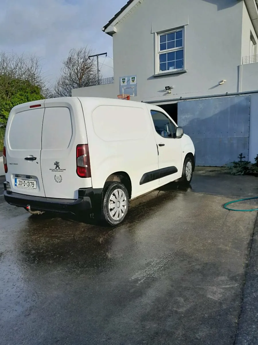 Van - Image 4