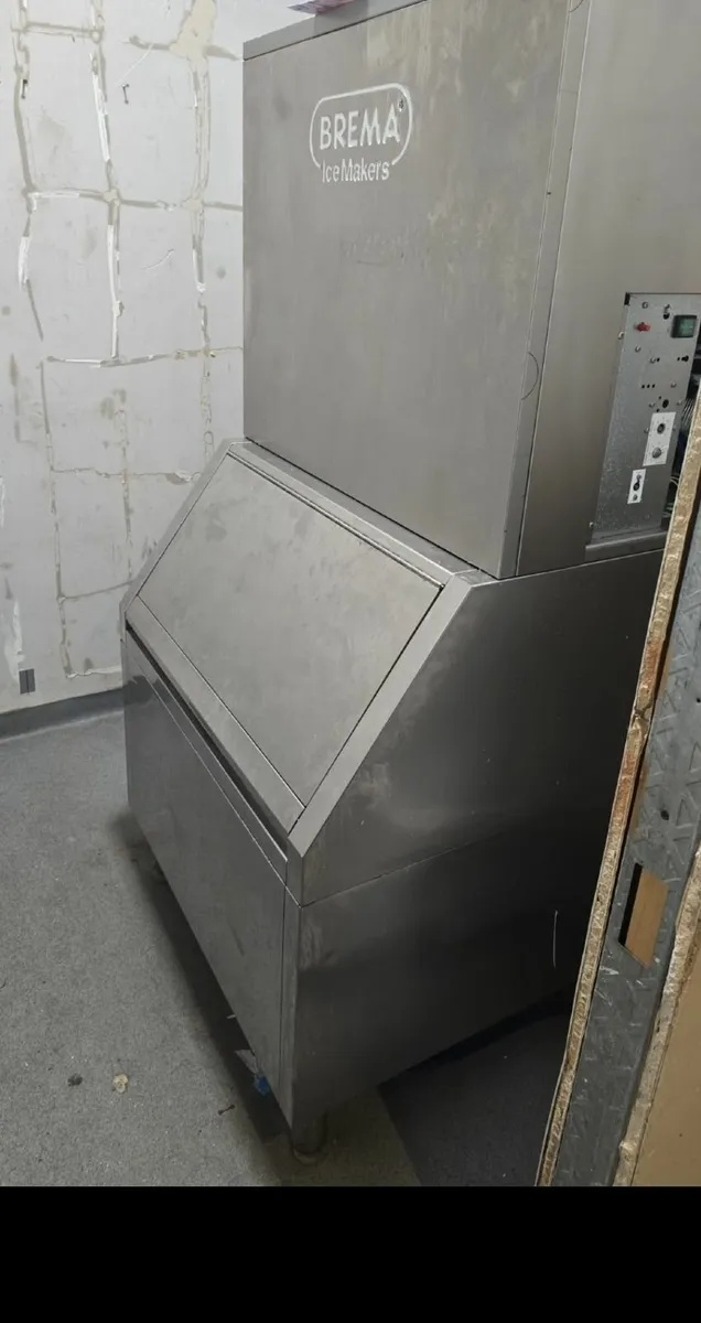 Large ice machine commerical - Image 1