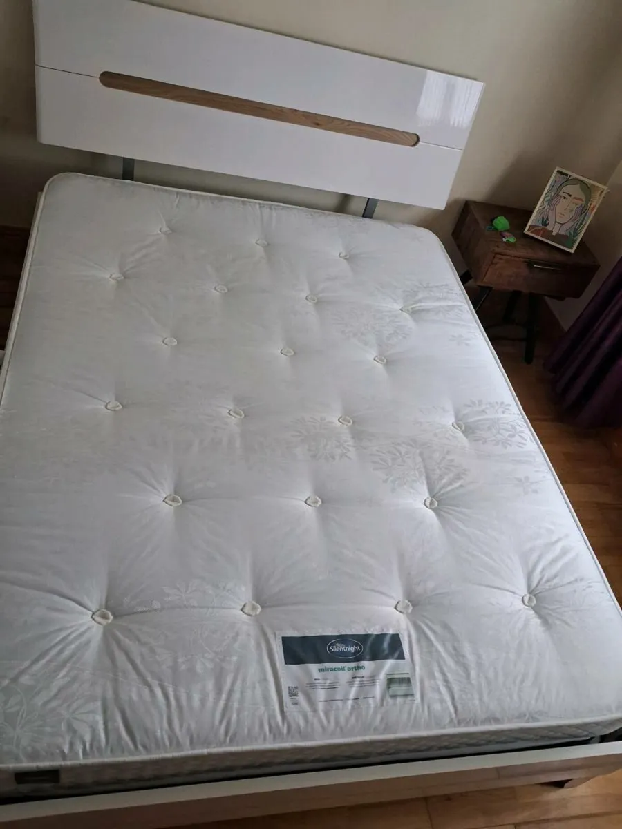 King size bed - Image 1