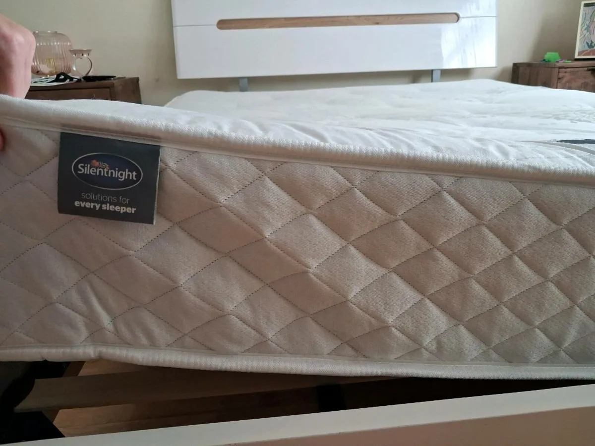 King size bed - Image 3