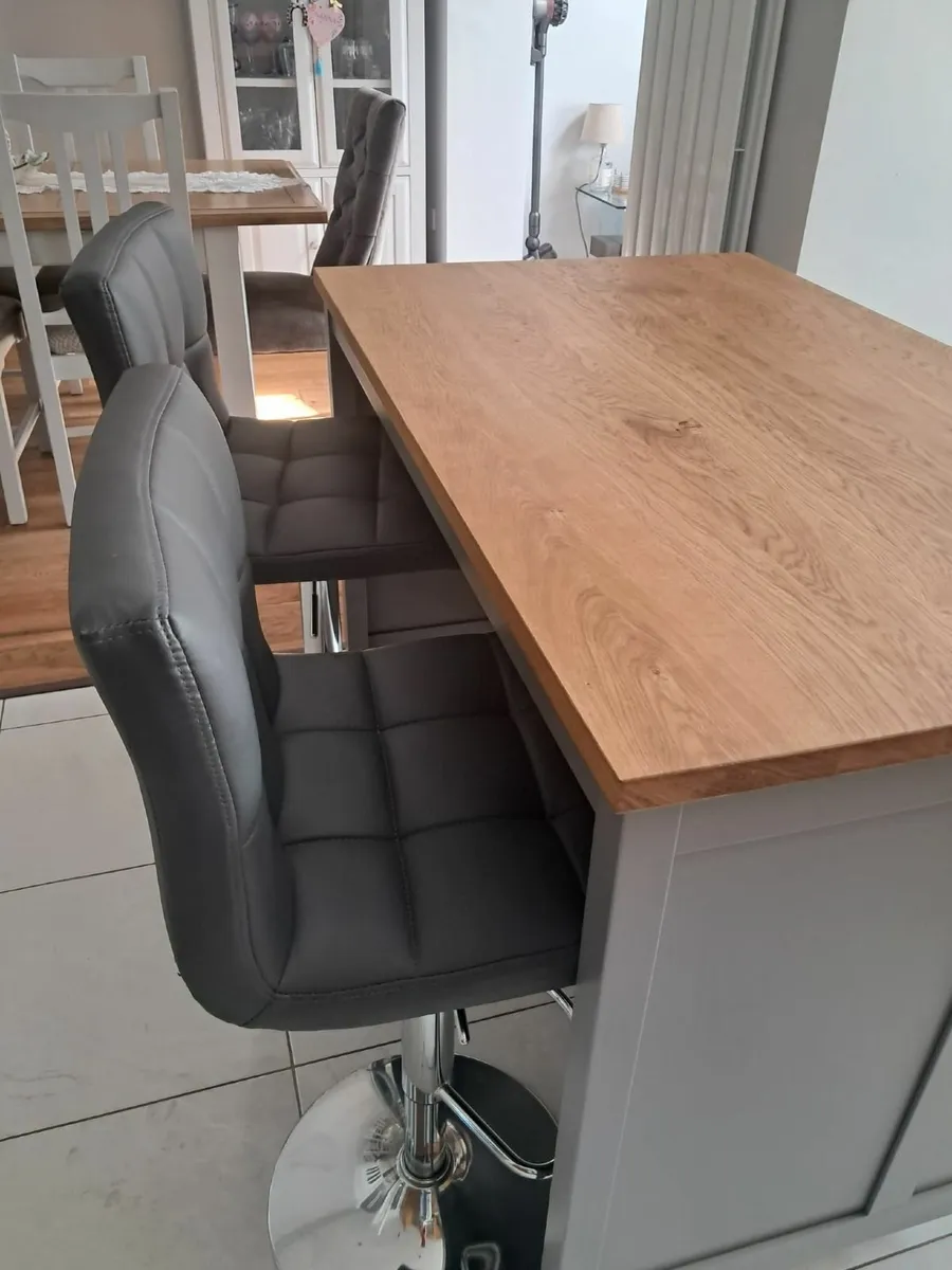Kitchen Island - Image 4