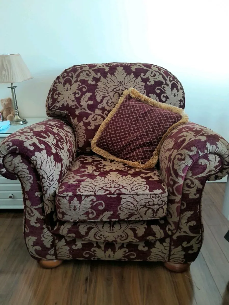 Three piece suite - Image 1