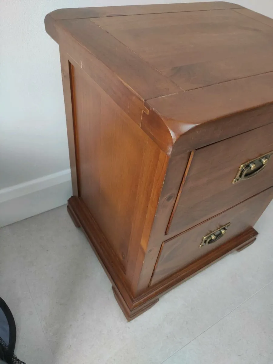 Two matching bedside lockers - €60 each - Image 2