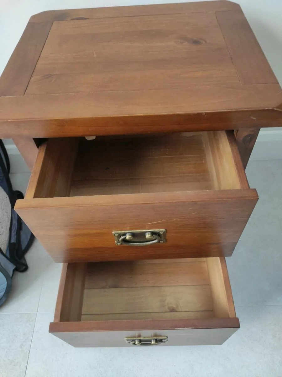 Two matching bedside lockers - €60 each - Image 3