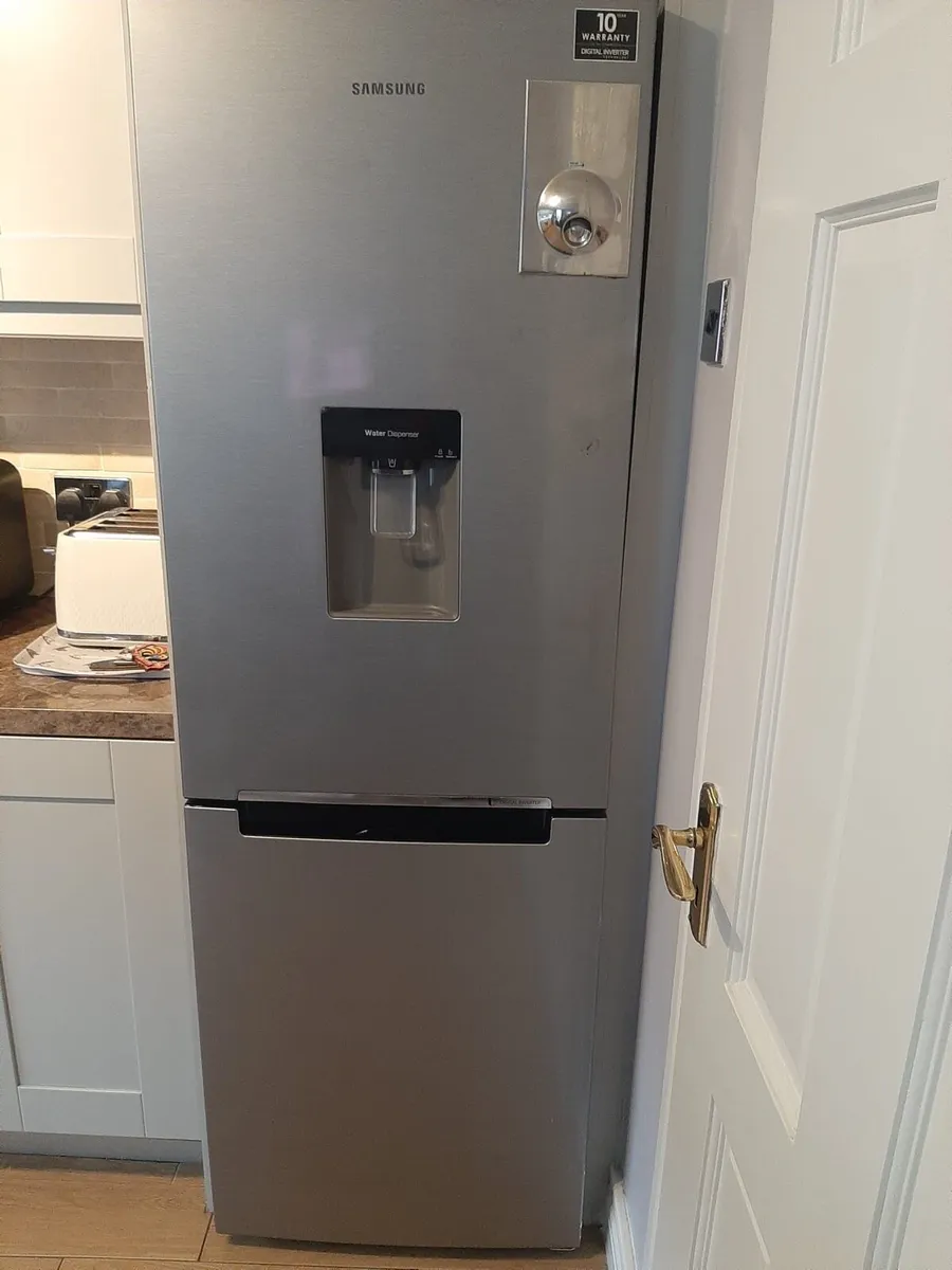 Fridge freezer with water dispenser
