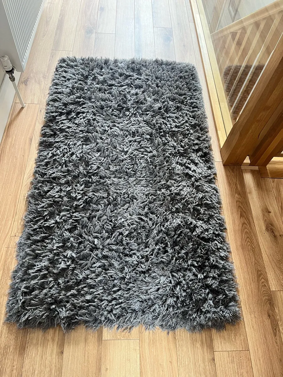 Grey shaggy rug - Image 1