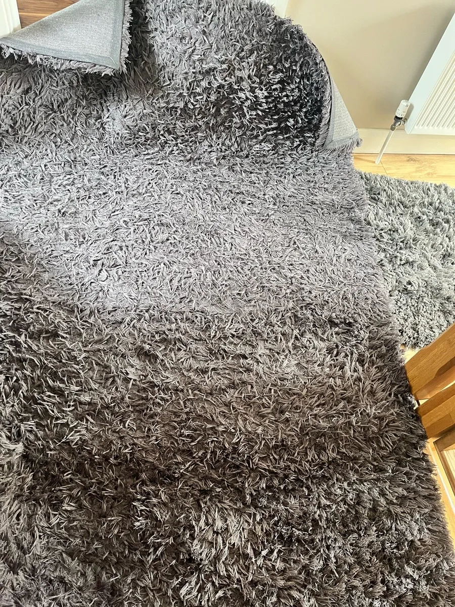 Grey shaggy rug - Image 3