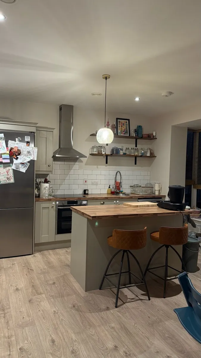 Kitchen with appliances - Image 1