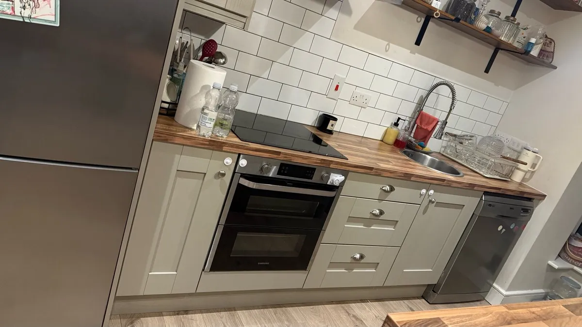 Kitchen with appliances - Image 2