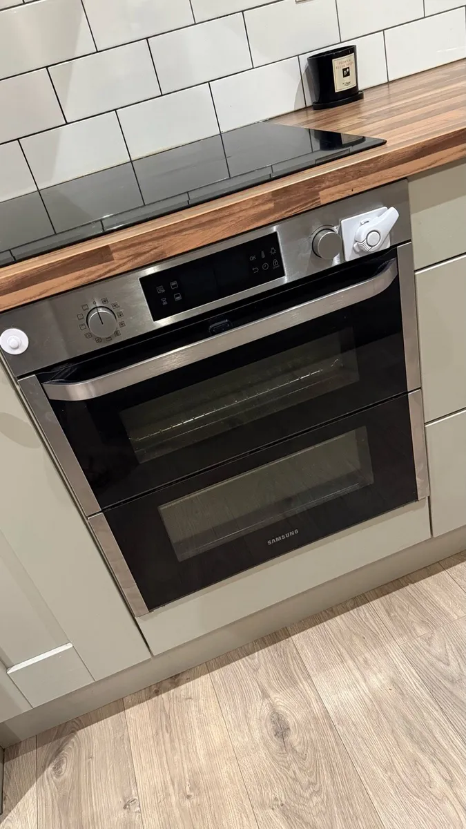 Kitchen with appliances - Image 4