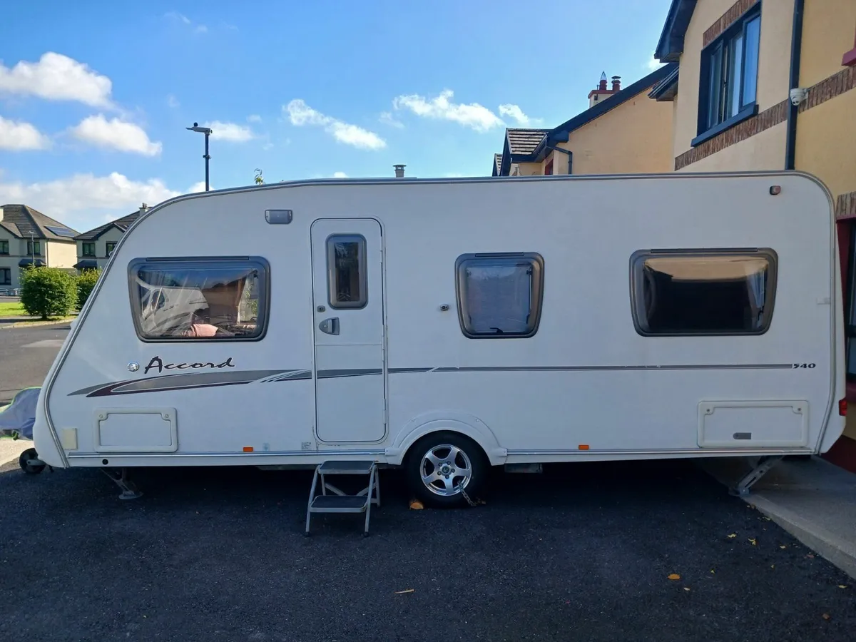 Caravan in excellent condition for sale. - Image 1