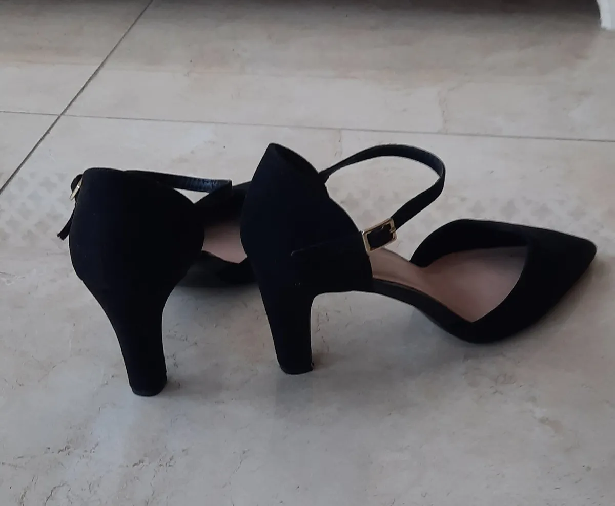 Ladies black high heel shoes - Image 2