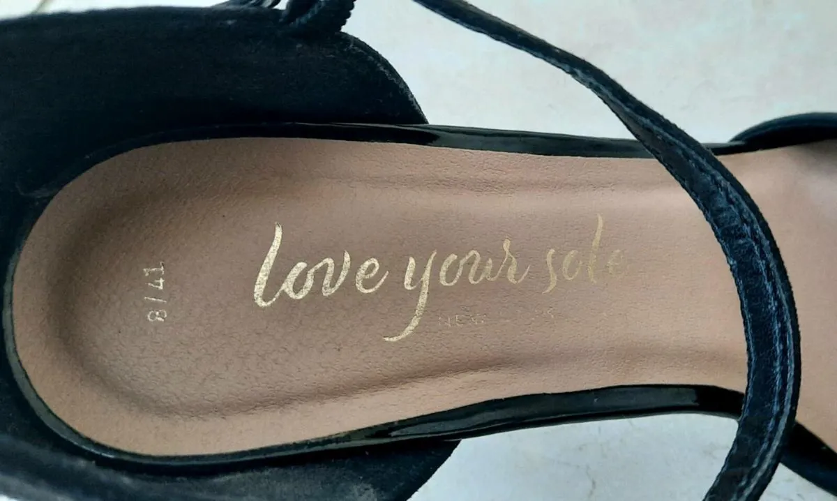 Ladies black high heel shoes - Image 4