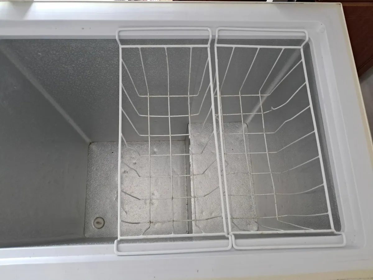Logik Chest freezer - Image 2