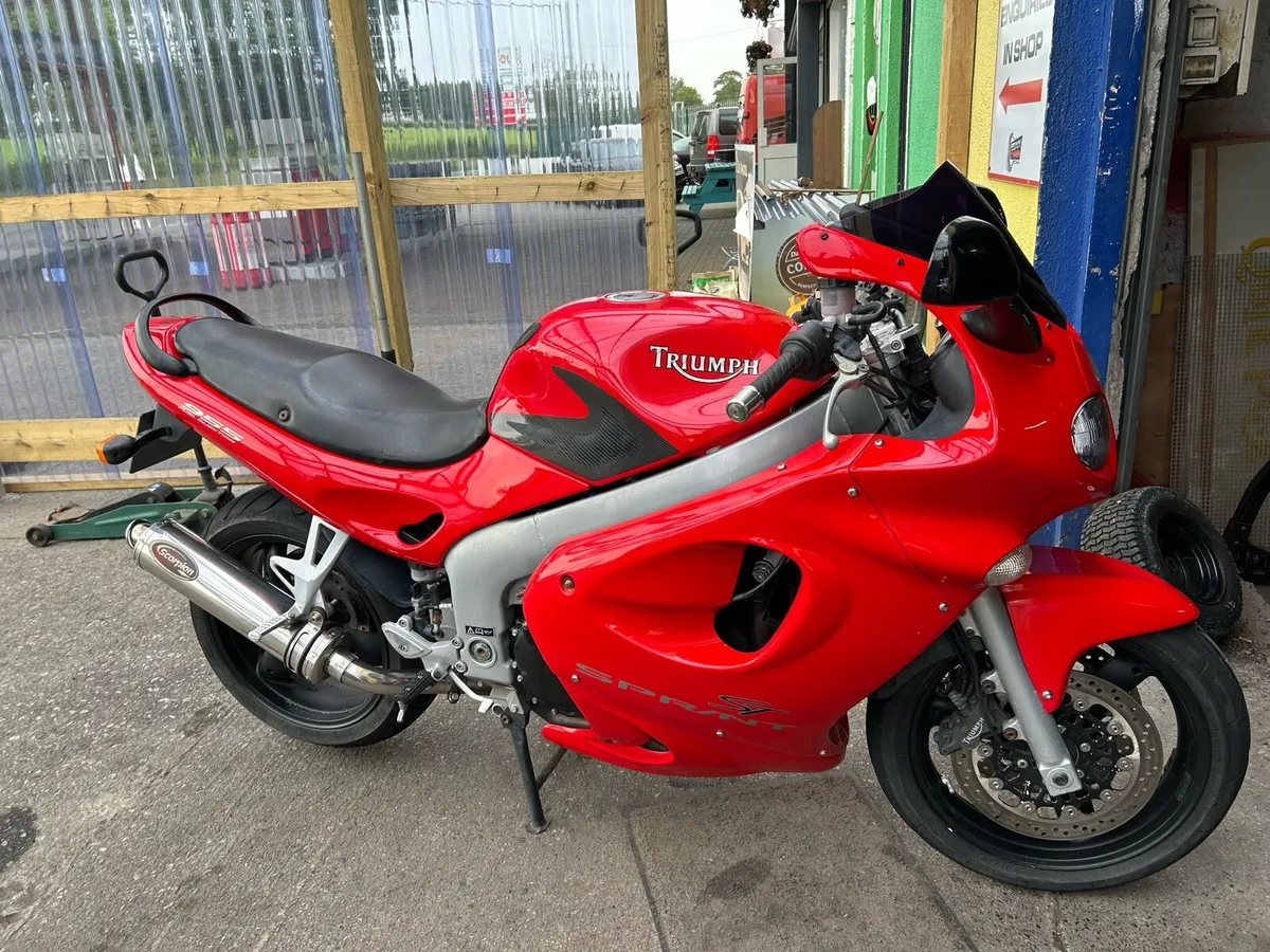 Triumph Sprint ST - Image 1