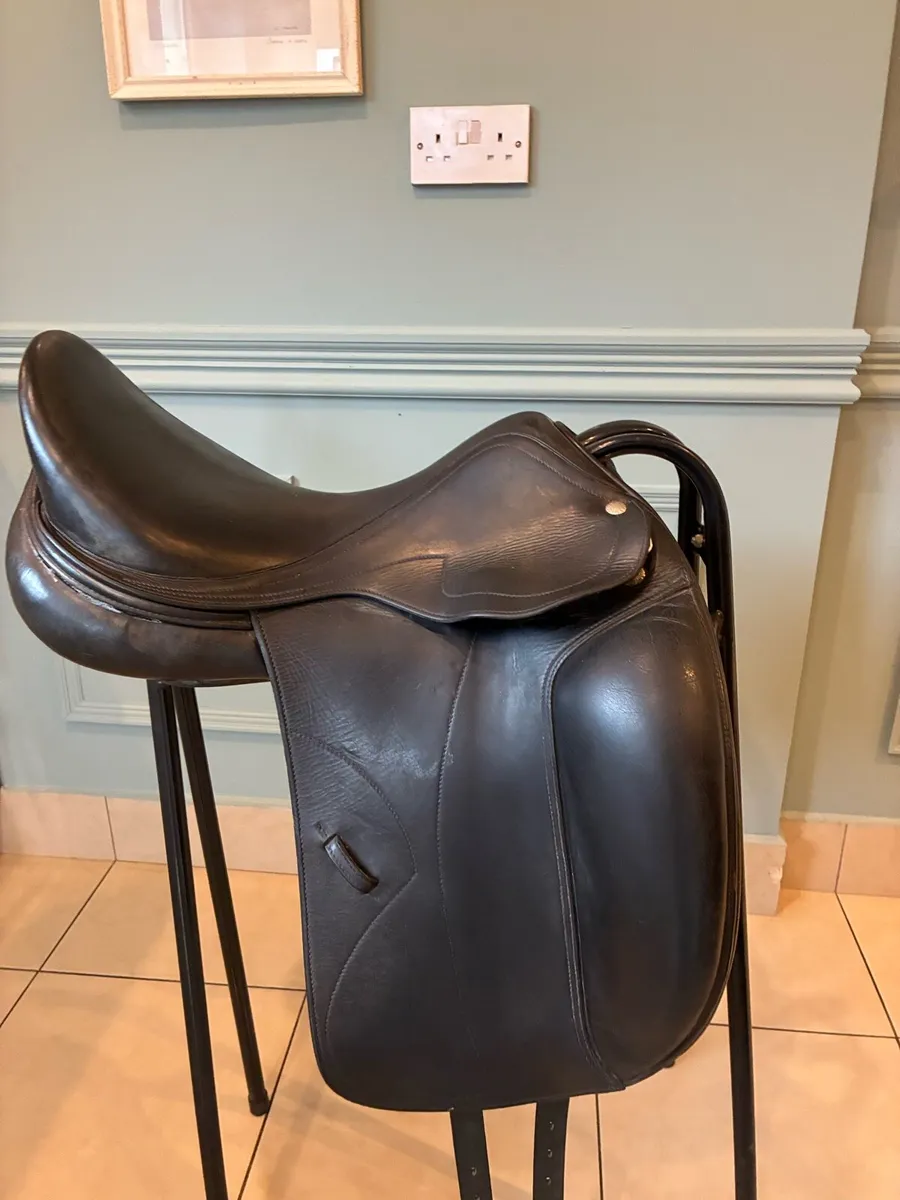 Amerigo Pinerolo Dressage Saddle 17 Inch black - Image 1