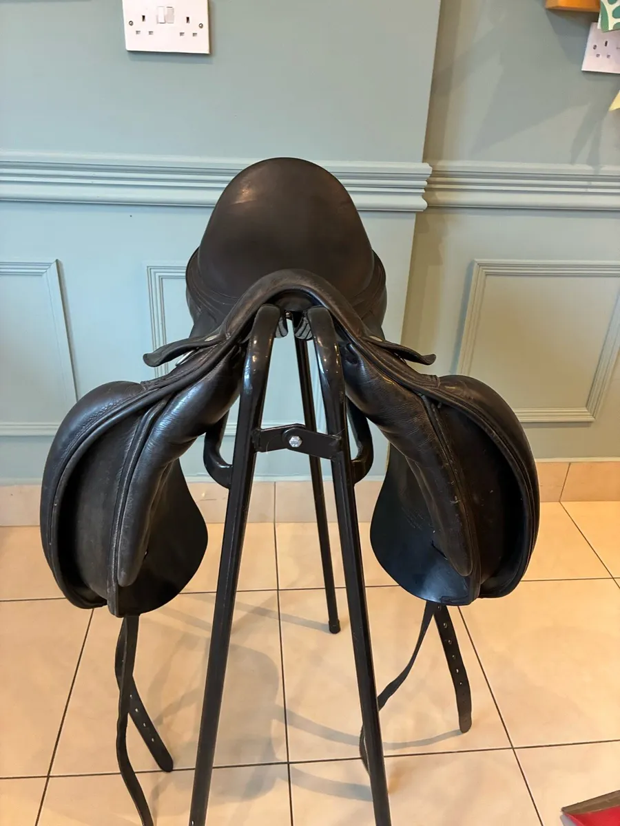 Amerigo Pinerolo Dressage Saddle 17 Inch black - Image 4