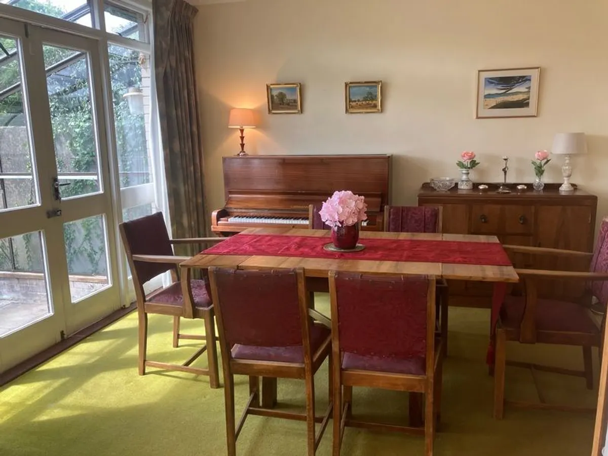 Mid-century extendable dining table and six chairs - Image 2