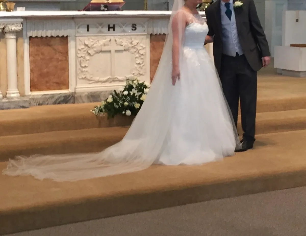 Ivory wedding dress with train - Image 4