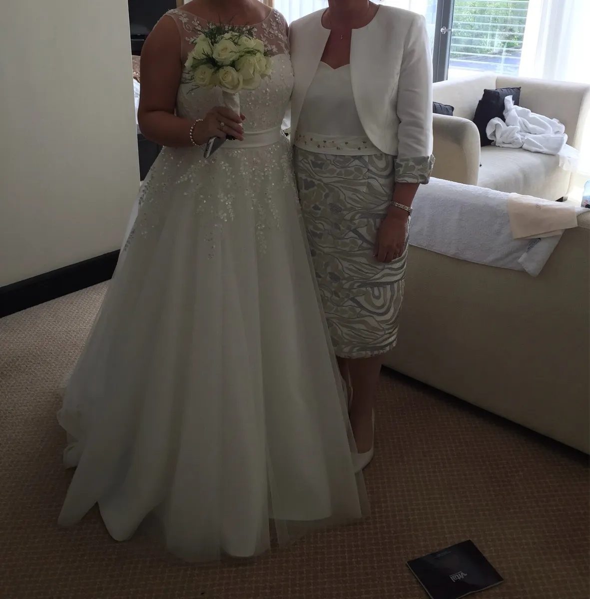 Ivory wedding dress with train - Image 2