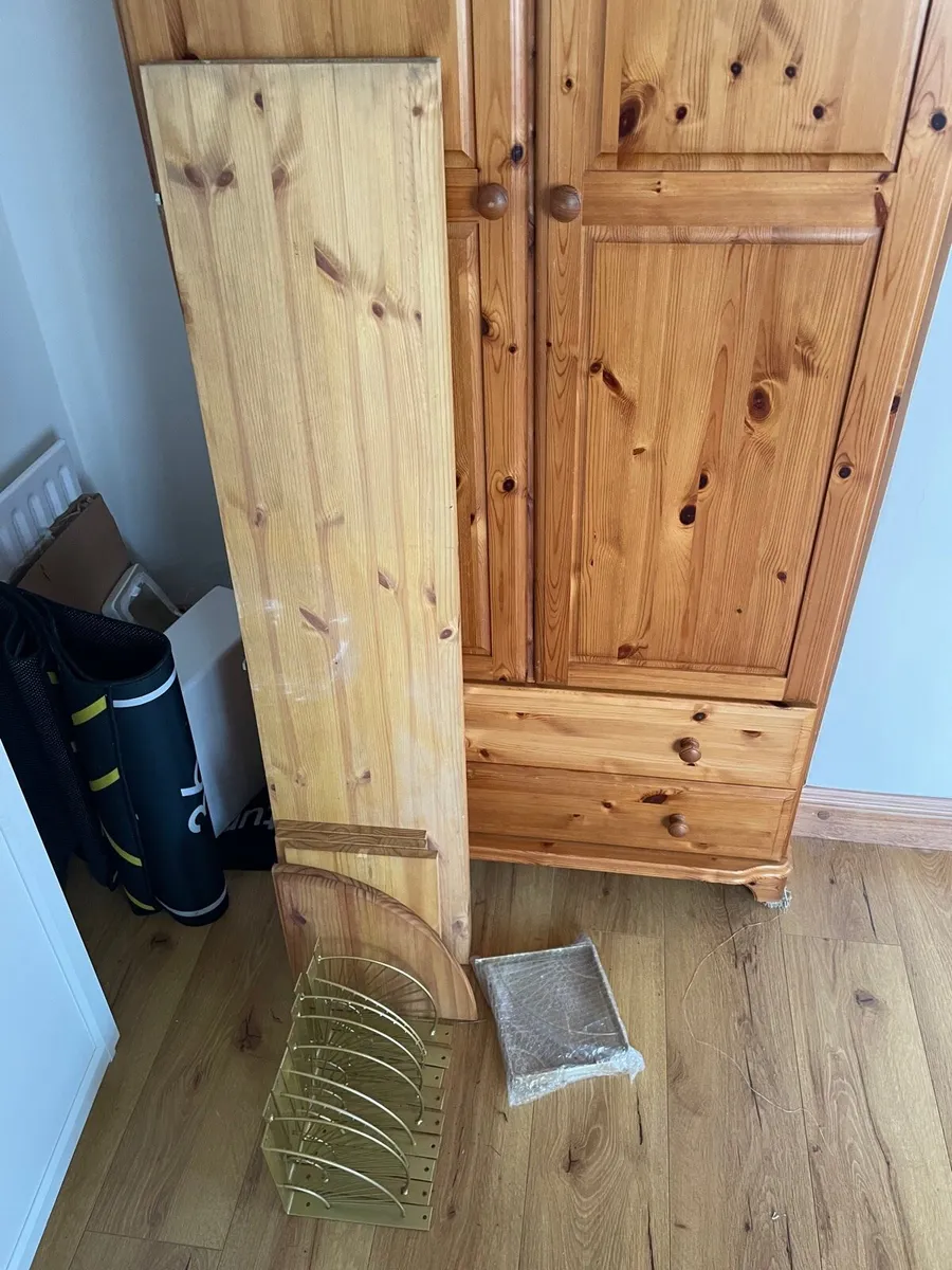 Floating shelf’s and golden brackets - Image 1