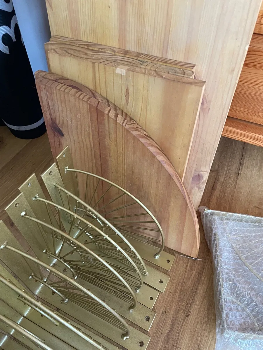 Floating shelf’s and golden brackets - Image 4