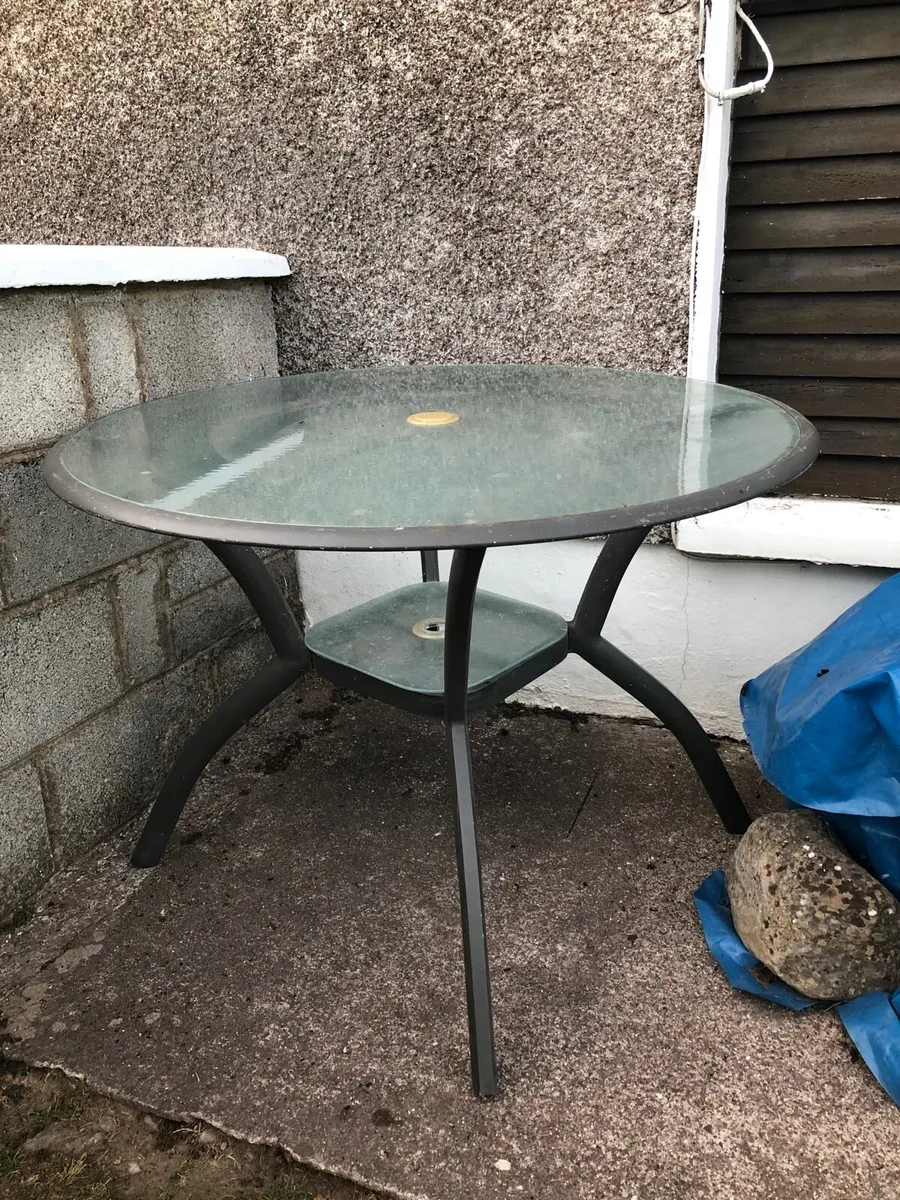 Glass round table for outdoors - Image 1