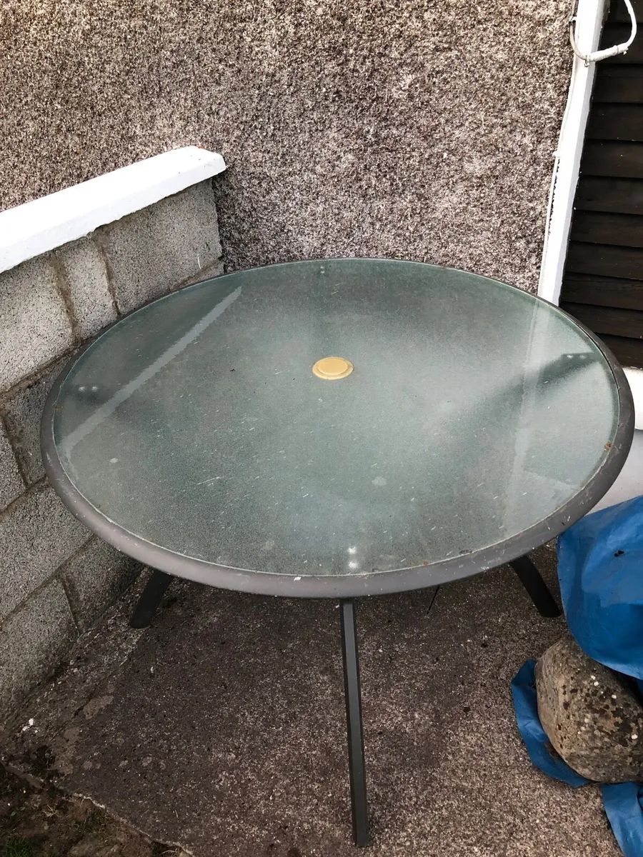 Glass round table for outdoors - Image 2