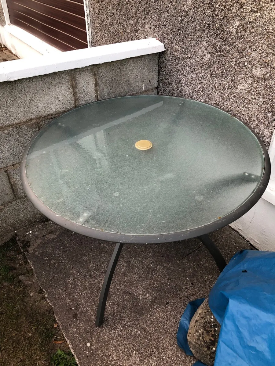 Glass round table for outdoors - Image 3