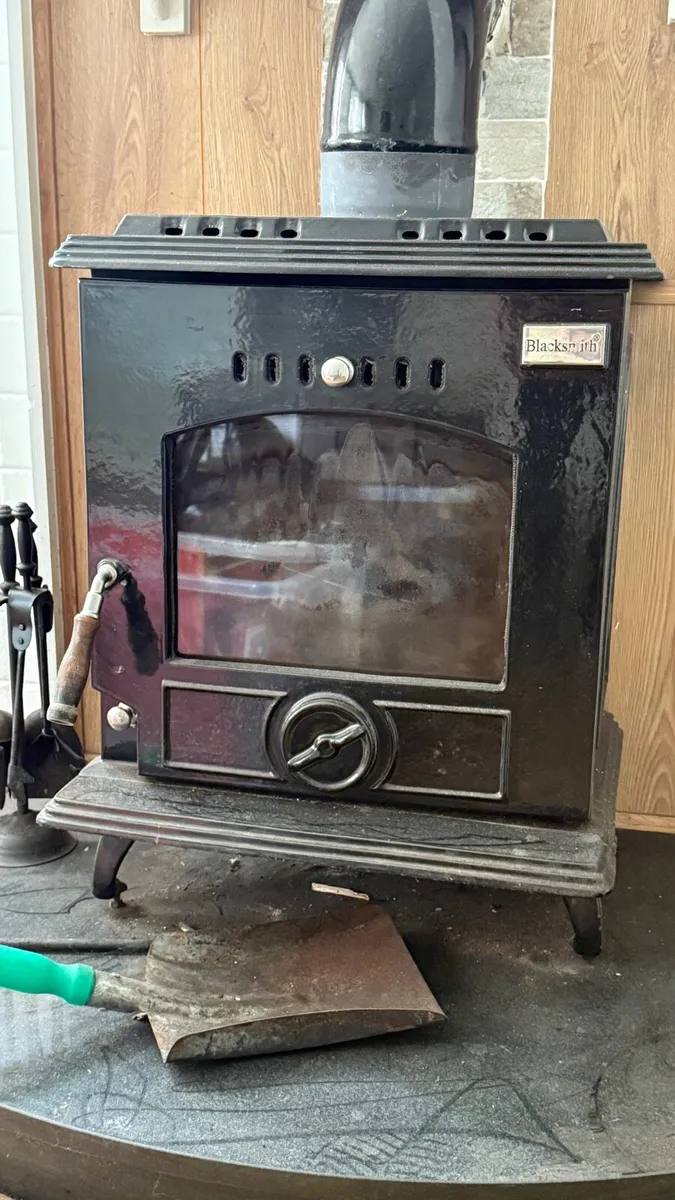 Stove with granite plinth - Image 1