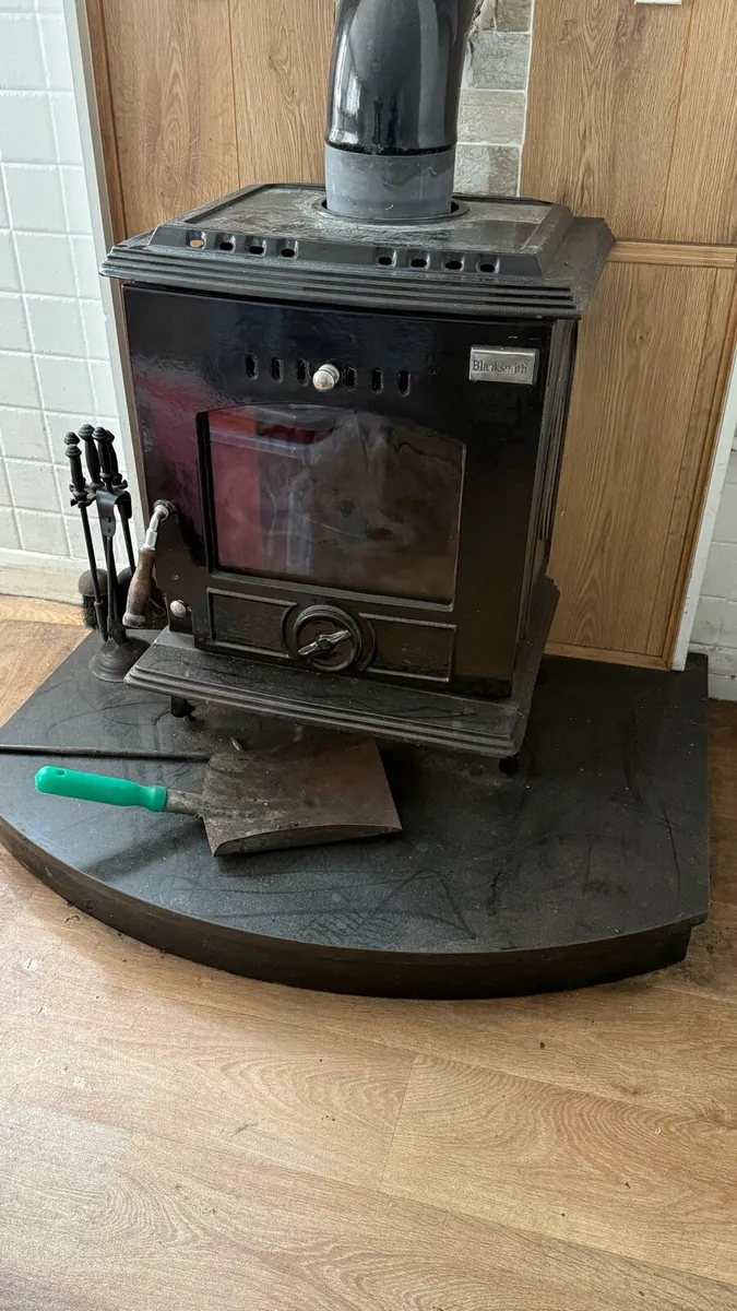 Stove with granite plinth - Image 2
