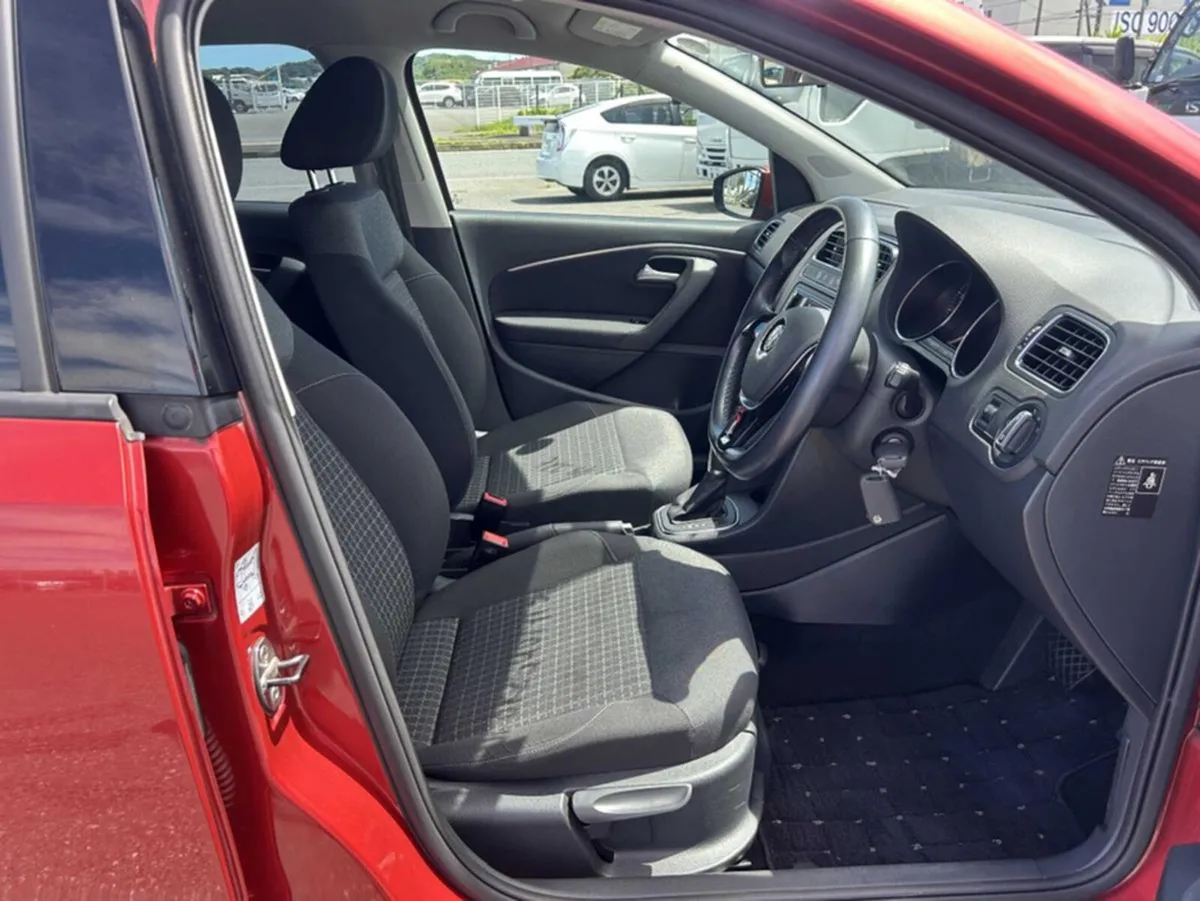 Volkswagen Polo 2015 Polo only 30 k on in it !! in - Image 4