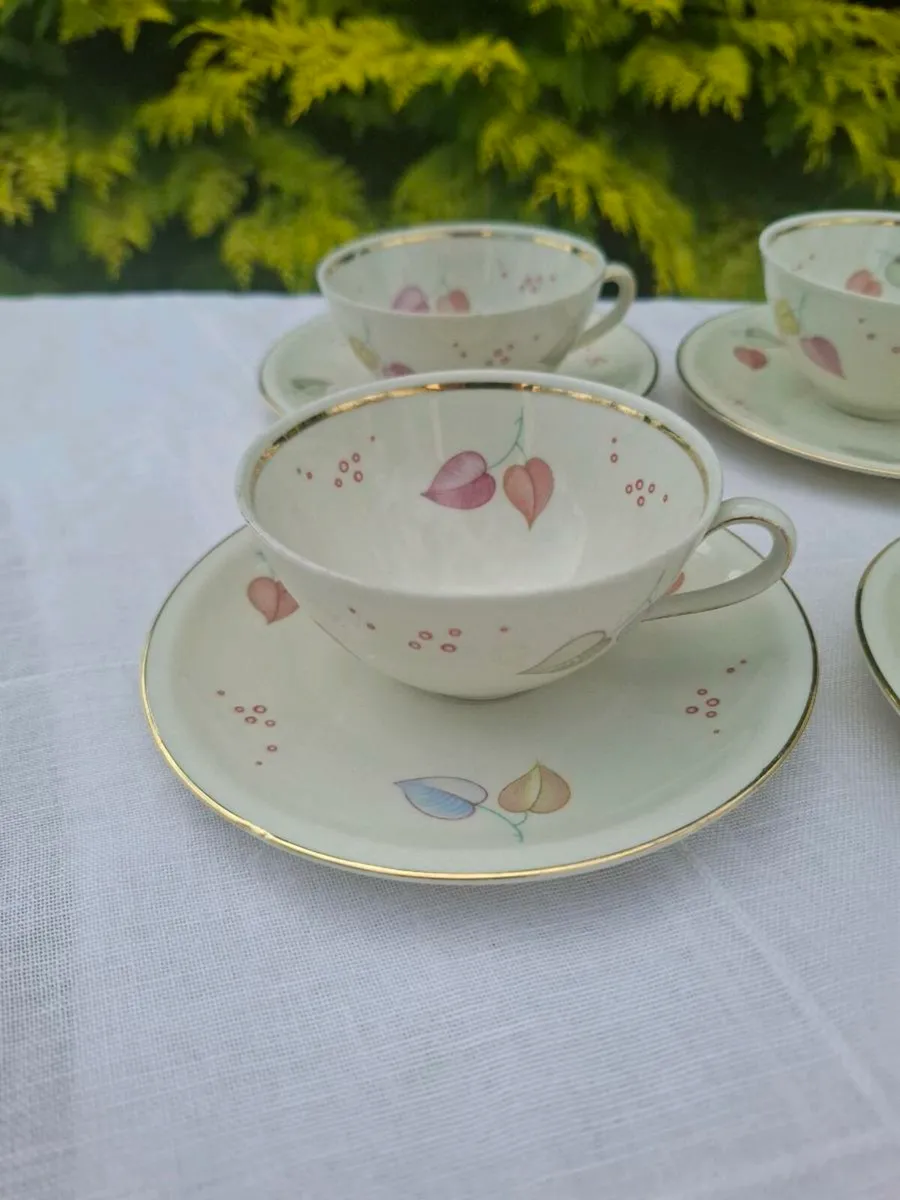 6 china tea cups and saucers postage possible - Image 1
