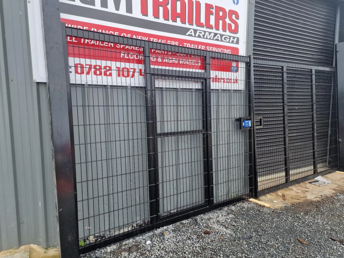 Yard entrance gates - Image 1