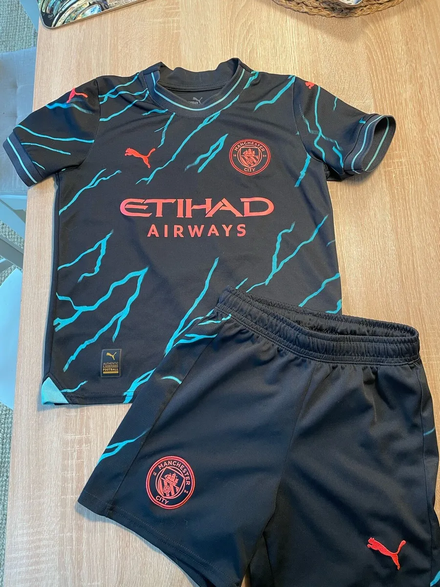 Manchester City boys kit - Image 1