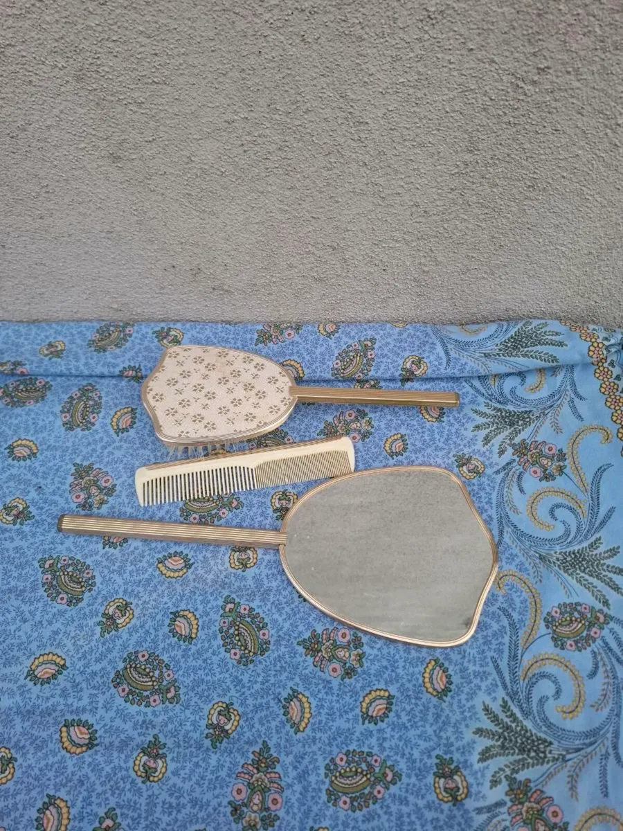 Vintage vrush mirror set postage possible - Image 2