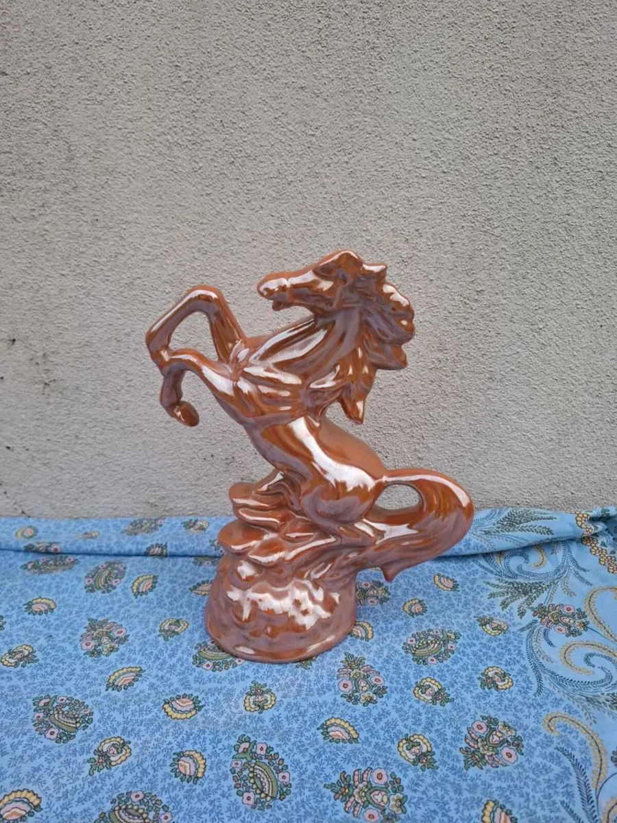 Horse statue postage possible