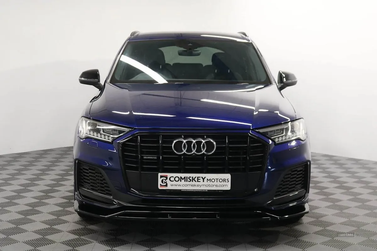 Audi Q7 Tfsie V6 Black Edition - Image 2