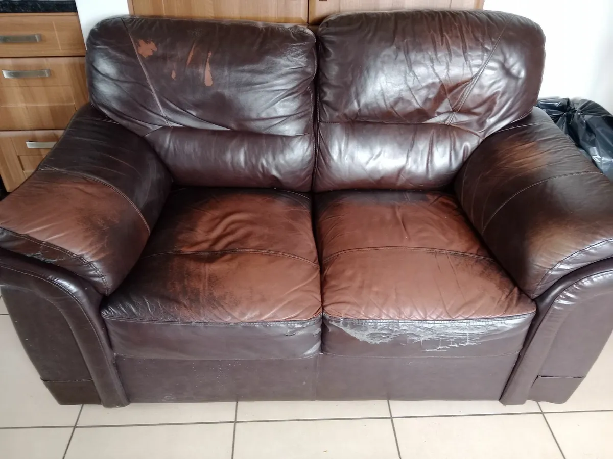 2 seater leather couch - Image 1